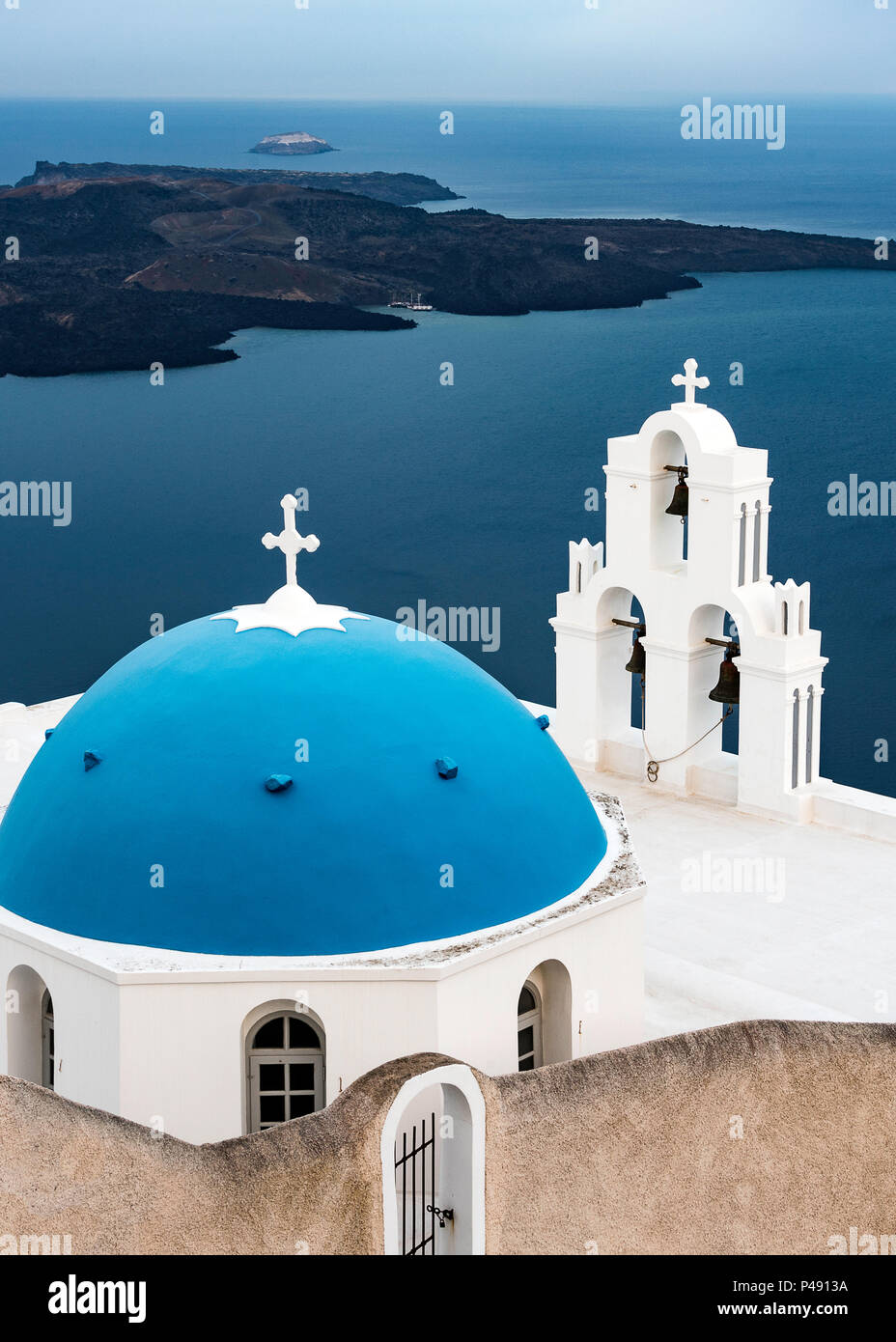 Tre campane di Fira con cupola blu, una chiesa greco ortodossa sulla scogliera vicino alla cittadina di Fira, sull'isola di Santorini, Grecia Foto Stock