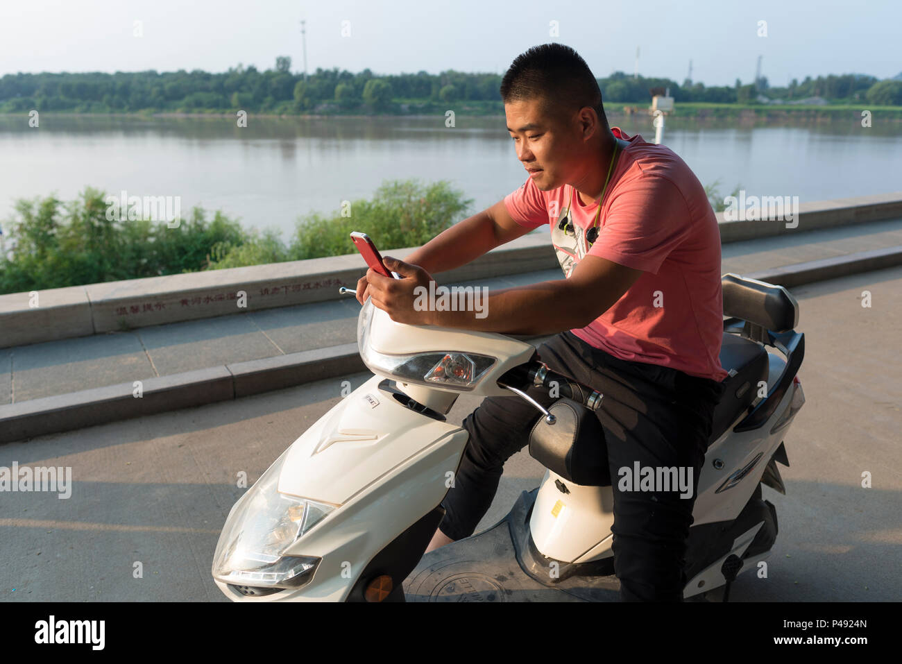 In ritardo in un caldo pomeriggio estivo l uomo non si raffredda lungo il fiume Giallo, Taian, Provincia di Shandong, Cina Foto Stock