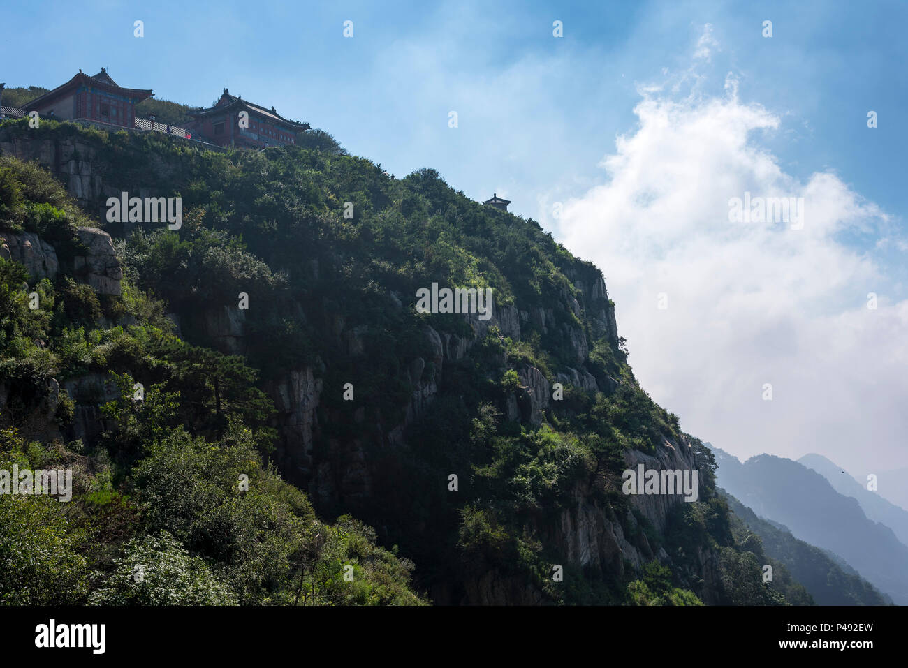 La funivia tra la visualizzazione del cancello sud e a metà strada Gate, Monte Tai, Taian, Provincia di Shandong, Cina Foto Stock