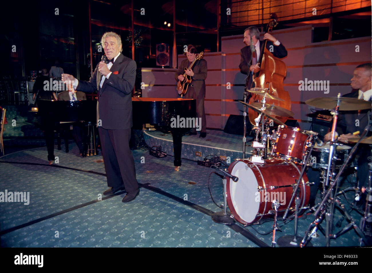 Tony Bennett cantando in Rainbow Room al Rockefeller Center per un privato di Christmas party evento Foto Stock