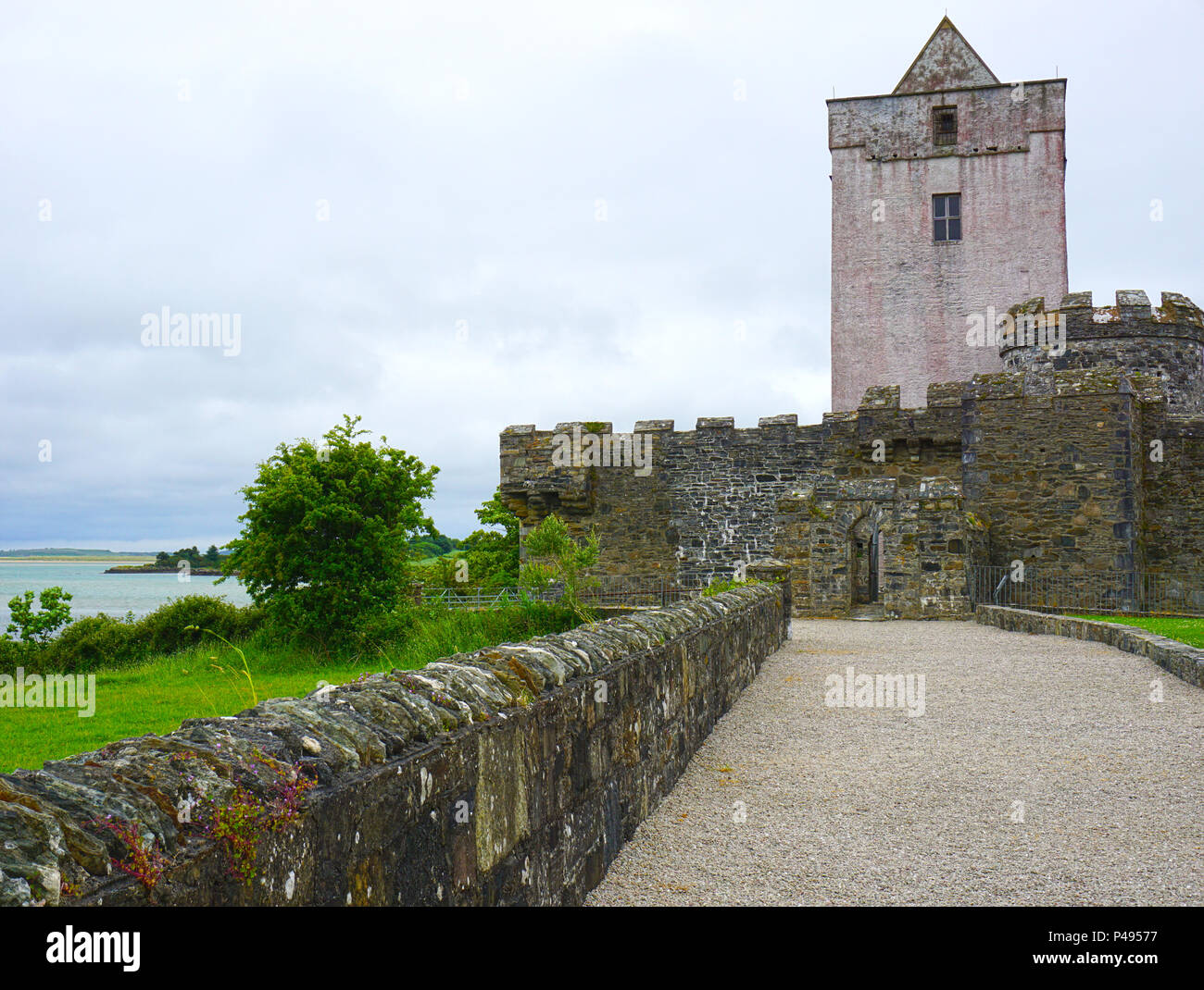 Il percorso che conduce alla rovina storico castello Doe County Donegal Irlanda Foto Stock