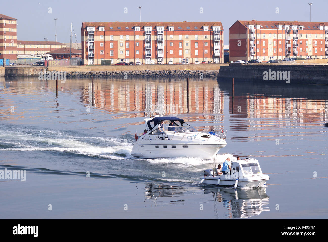 Yacht andando per mare Hartlepool Marina England Regno Unito Foto Stock