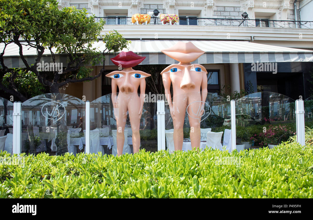 La scultura al di fuori Le Royal Hotel Nizza Francia Foto Stock