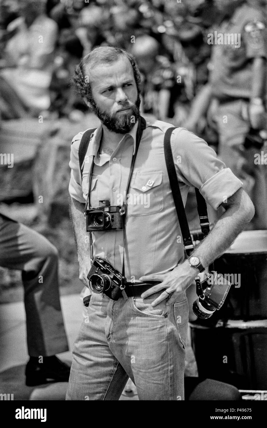 FORT Smith, AR, Stati Uniti d'America - 10 agosto 1975 -- ufficiale della Casa Bianca fotografo David Hume Kennerly attende di fotografare un discorso del Presidente Gerald Ford nel recentemente aperto vietnamita centro di rifugiati a Fort Chaffee, AR. Kennerly, che ha vinto un premio Pulitzer per la sua copertura foto di guerra del Vietnam è stata resa ufficiale Casa Bianca fotografo da Ford. Foto Stock