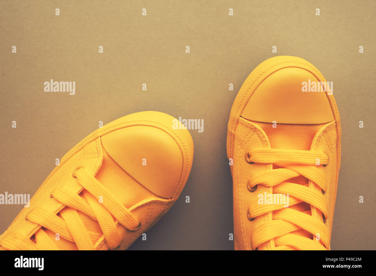 In stile giovanile e fashion concept, retro giallo scarpe di tela da sopra Foto Stock