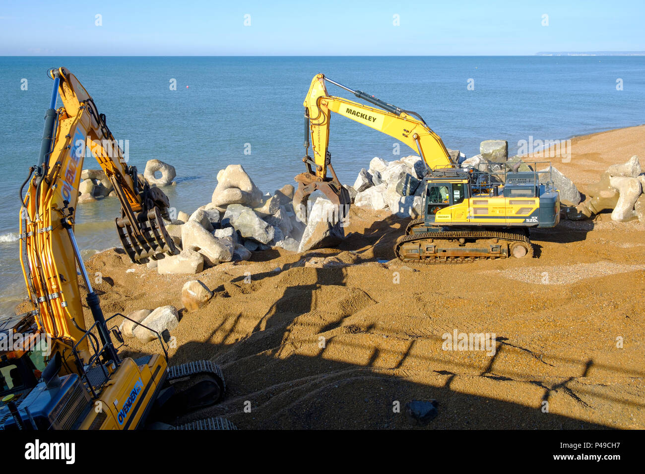 Hastings Regno Unito. Costruzione delle difese del mare e il rafforzamento del braccio del porto, con massi di granito trasportati via mare dalla Cornovaglia Foto Stock