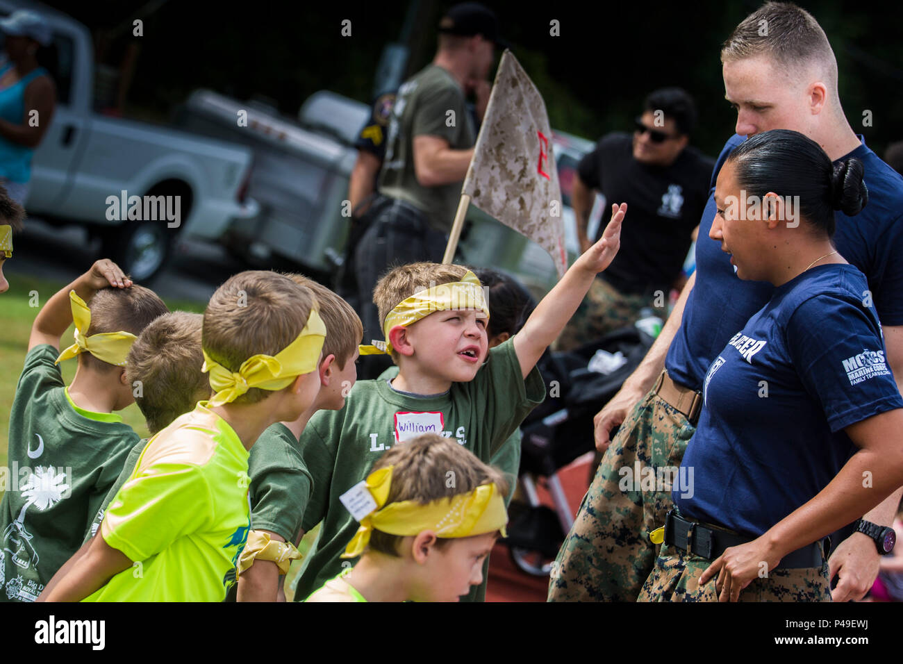 Un bambino alza la mano durante il lifestyle, approfondimenti, networking, le conoscenze e le competenze del programma Mini-Marine a bordo Marine Corps Air Station Beaufort Giugno 18. La manifestazione è stata suddivisa in stazioni singole evidenziando un elemento di Marine Corps vita. I bambini hanno eseguito una mini combattere fitness test, shot pistole giocattolo a un bersaglio, appreso alcune nozioni di base di auto-difesa tattica e altre attività di team building. Foto Stock