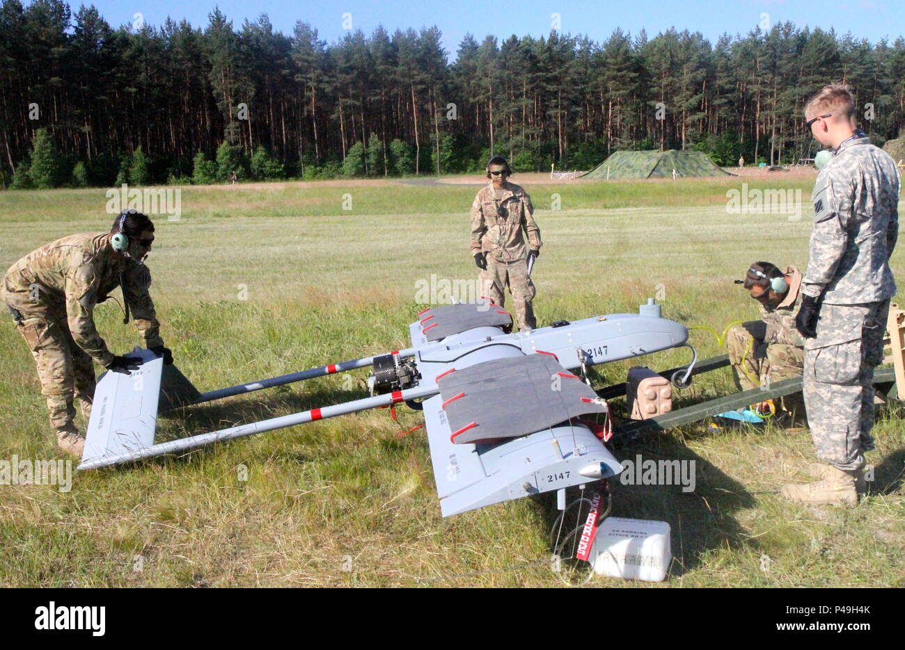 I soldati della decima battaglione tecnico di preparare un'ombra dei velivoli senza pilota per il sistema di lancio a Drawsko Pomorskie Area Formazione, Polonia 10 Giugno a sostegno dell'esercizio Anakonda 16. I soldati hanno fatto storia, diventando il primo usa unità militari a volare un'ombra dei velivoli senza pilota sistema in Polonia. (Foto di Spc. Ryan Tatum) Foto Stock