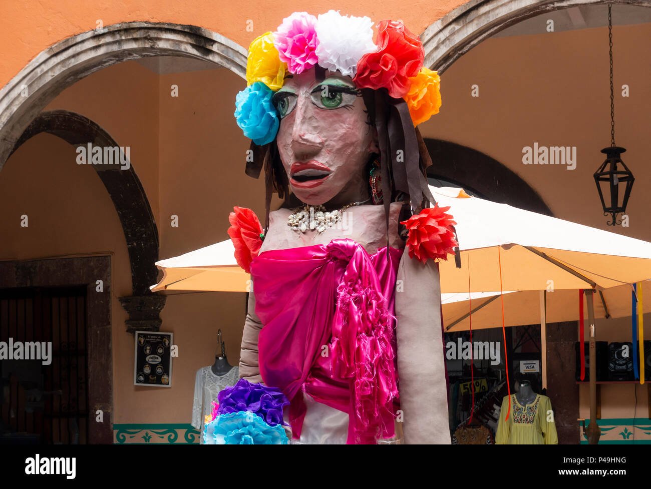 Mojigangas, una carta gigante mâché puppet in San Miguel De Allende Foto Stock