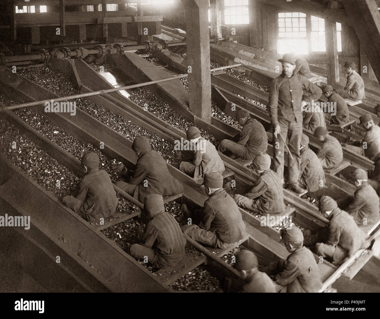 Breaker Boys,Maltby Breaker, Maltby PA. Un interruttore boy era una miniera di carbone lavoratore negli Stati Uniti e nel Regno Unito il cui lavoro è stato separato dalle impurezze dal carbone a mano in un interruttore automatico di carbone. Breaker ragazzi sono stati principalmente i bambini, ma anziani Minatori del carbone che non potevano più lavorare nelle miniere a causa dell'età, della malattia o infortunio sono stati talvolta anche impiegato come interruttore ragazzi.L'uso di breaker boys iniziarono nel mid-1860s. Sebbene pubblico disapprovazione nei confronti dell'impiego dei bambini come breaker boys esistito dal mid-1880s, la pratica non ha fine fino agli anni venti Foto Stock