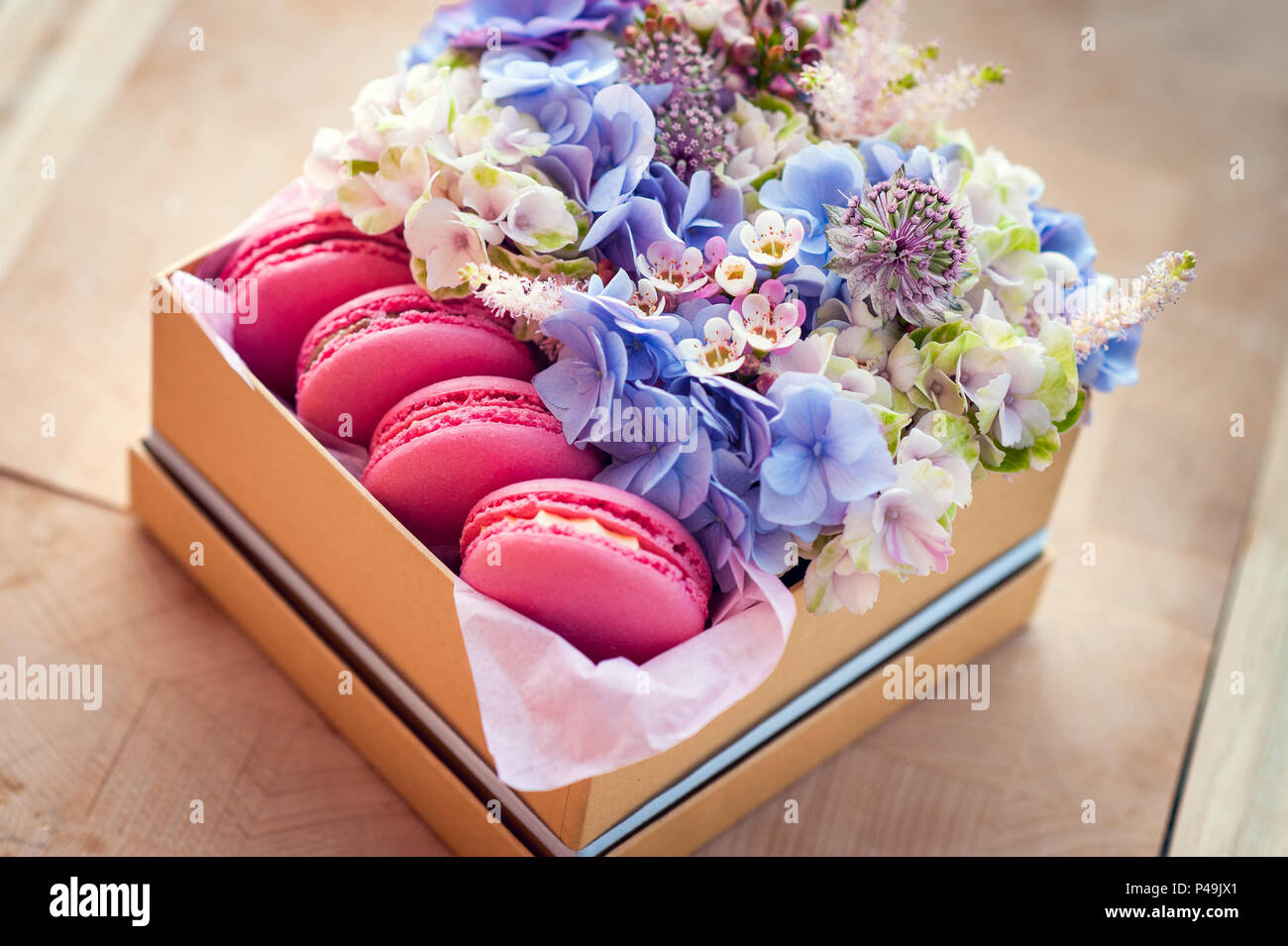 Fioriera con fresco decilious macarons Foto Stock