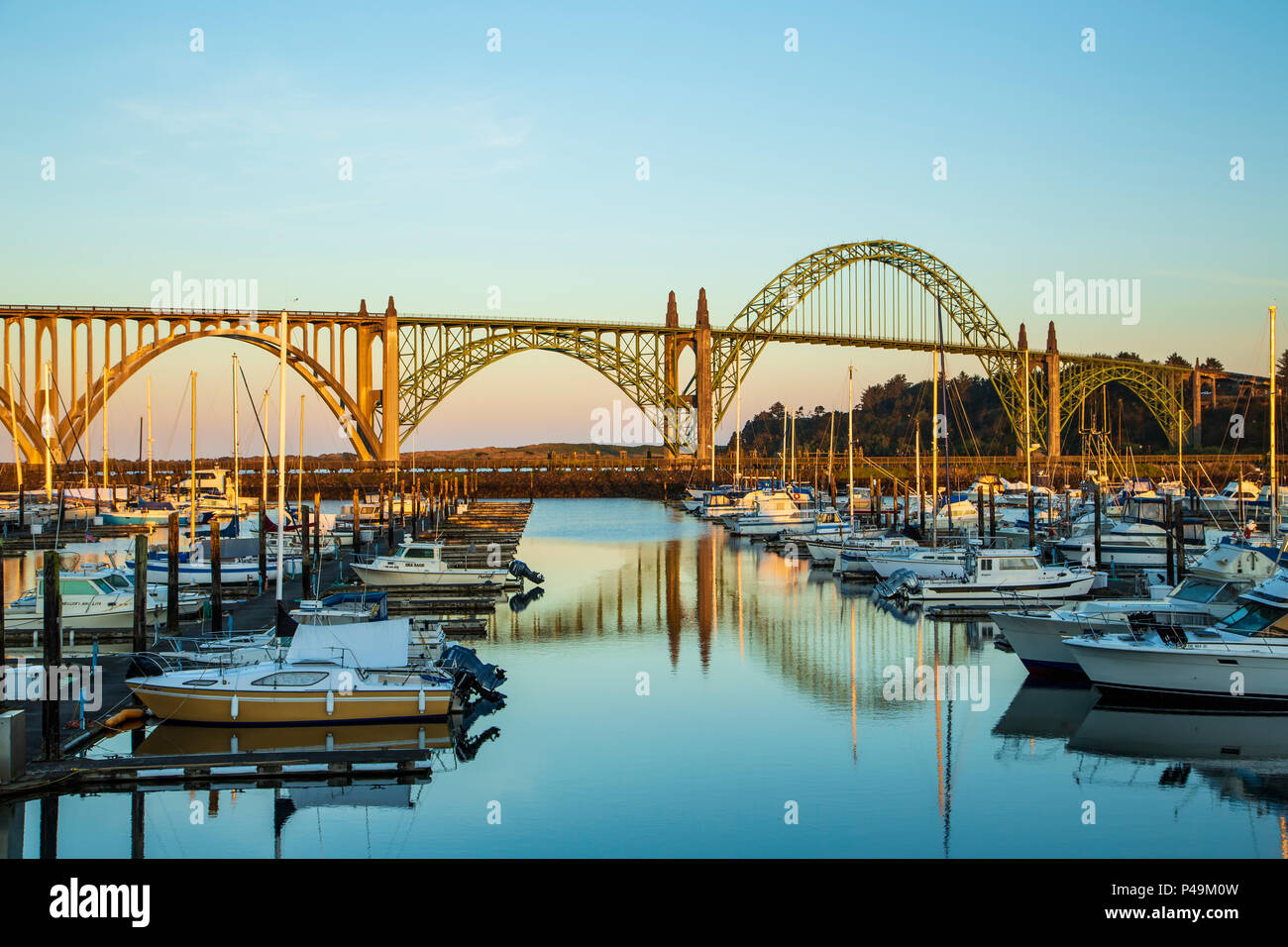 Barche ormeggiate nel porto di Newport Marina e Yaquina Bay Bridge, Newport, Oregon, Stati Uniti d'America Foto Stock