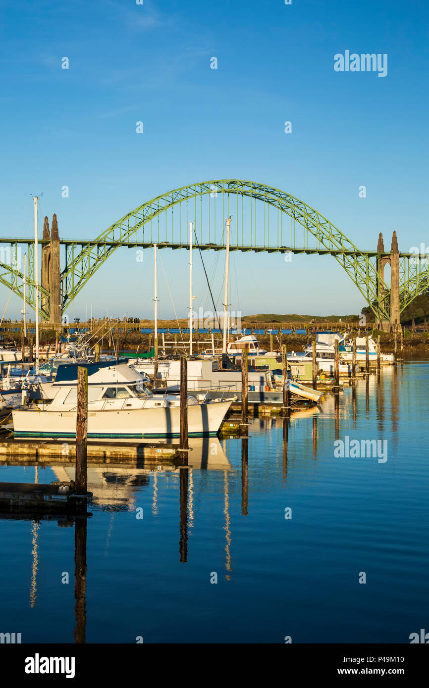 Barche ormeggiate nel porto di Newport Marina e Yaquina Bay Bridge, Newport, Oregon, Stati Uniti d'America Foto Stock