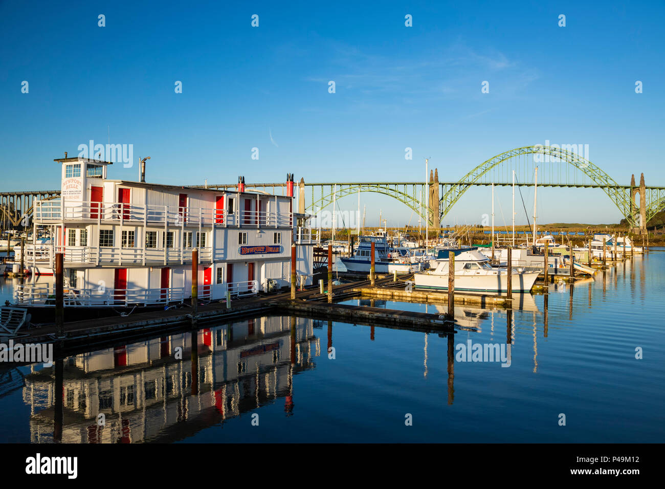 Newport Belle Bed and Breakfast (sinistra), barche ormeggiate nel porto di Newport Marina e Yaquina Bay Bridge, Newport, Oregon, Stati Uniti d'America Foto Stock