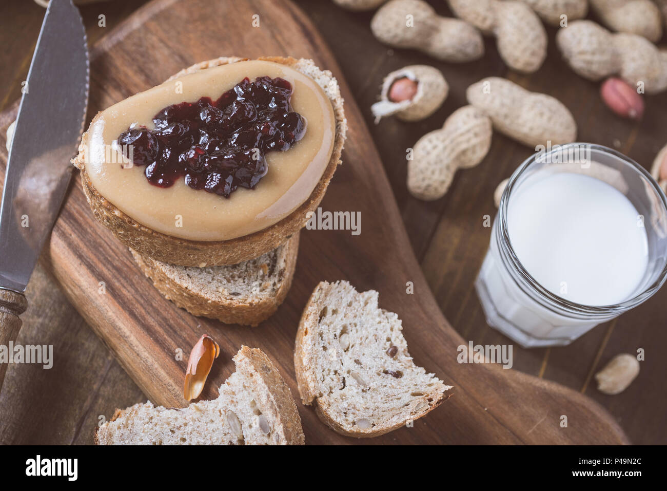 Fresca Burro di arachidi e gelatina Sandwich sul vecchio rustico tagliere di legno Foto Stock