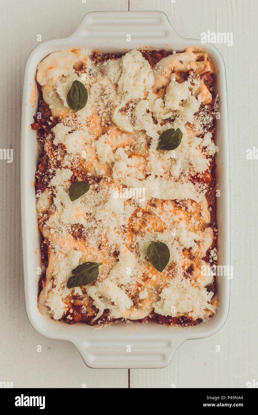 Lasagne alla bolognese con carne di manzo, il ragù alla bolognese e basilico pronti per la cottura Foto Stock