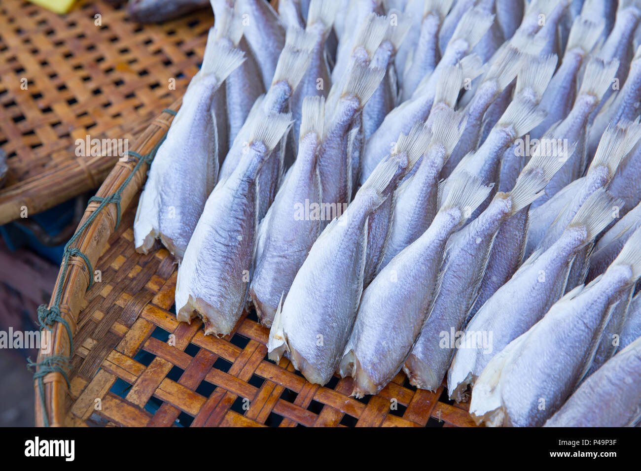 Pesce essiccato. pesce secco per la conservazione di alimenti. Foto Stock