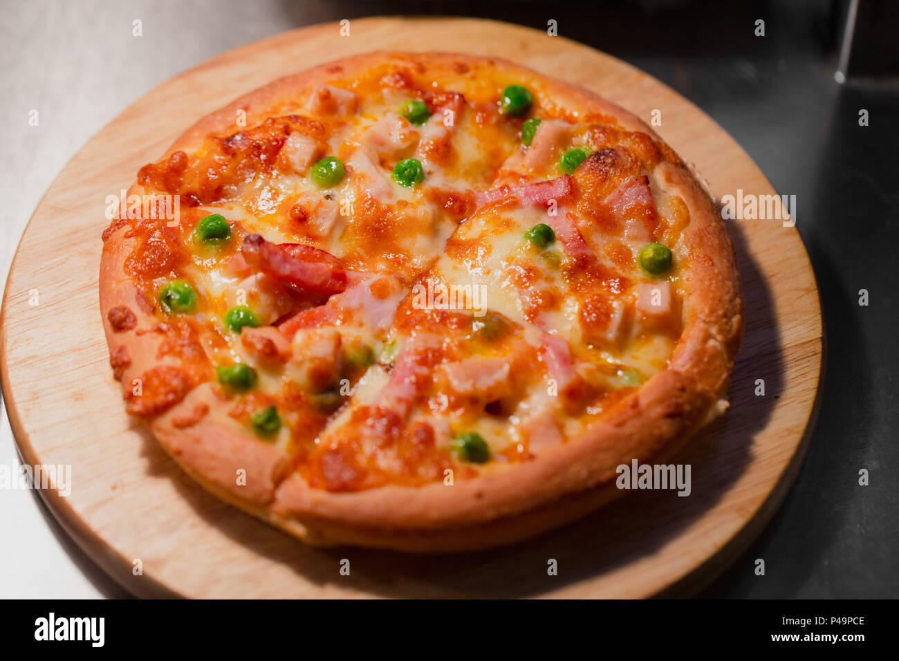 Pizza Italian food. in casa deliziosa deliziosa shredded di pancetta di maiale Pizza. Foto Stock
