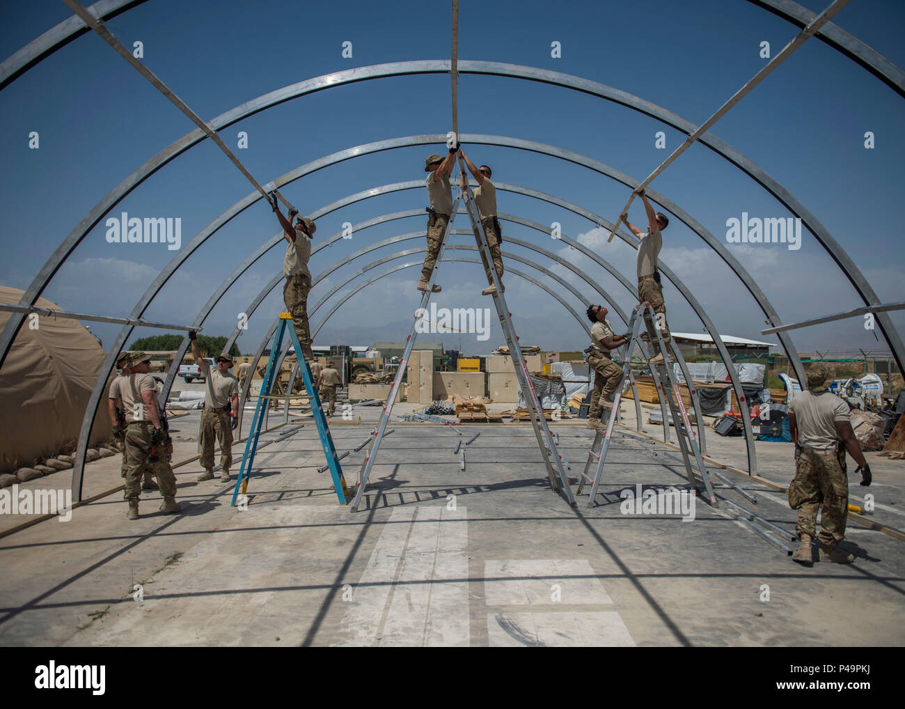 Avieri dal 455th Expeditionary ingegnere civile Squadron costruire una nuova tenda, Giugno 25, 2016, Bagram Airfield, Afghanistan. Tutti i voli entro il 455th ECES, comprese le strutture, sporcizia boys, e componenti elettrici sono venuti insieme per costruire una nuova tenda a spostare la produzione di energia e riscaldamento, ventilazione e aria condizionata negozi. (U.S. Air Force foto di Senior Airman Justyn M. Freeman) Foto Stock