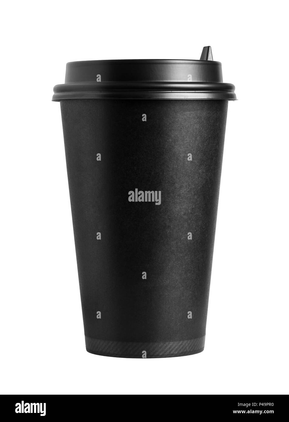 Vista frontale di cartone nero caffè tazza con coperchio isolato su sfondo bianco. Foto Stock