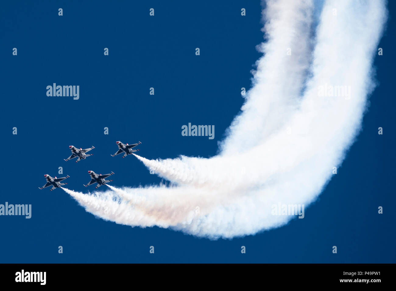 Stati Uniti Air Force Thunderbirds piloti eseguire la linea ad anello diamante manovra durante i guerrieri su Wasatch air show a Hill Air Force Base in Utah, Giugno 25, 2016. Il Thunderbirds dimostrare il massimo livello di attenzione al dettaglio e la professionalità che rappresenta il lavoro di squadra, la disciplina e la capacità dei nostri uomini e donne in servizio in Stati Uniti Air Force in tutto il mondo. (U.S. Air Force foto di Tech. Sgt. Christopher Boitz) Foto Stock