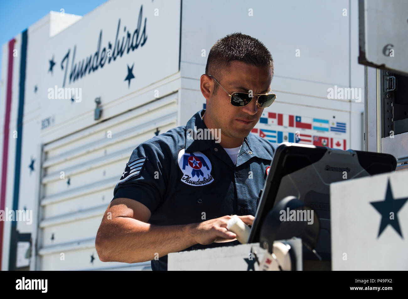 Il personale Sgt. Jose Arellano, degli aeromobili Sistemi di armamento, recensioni controlla le attrezzature di manutenzione prima di The Warriors su Wasatch air show a Hill Air Force Base in Utah, 26 giugno 2016. Il Thunderbirds dimostrare il massimo livello di attenzione al dettaglio e la professionalità che rappresenta il lavoro di squadra, la disciplina e la capacità dei nostri uomini e donne in servizio in Stati Uniti Air Force in tutto il mondo. (U.S. Air Force foto/Tech. Sgt. Christopher Boitz) Foto Stock