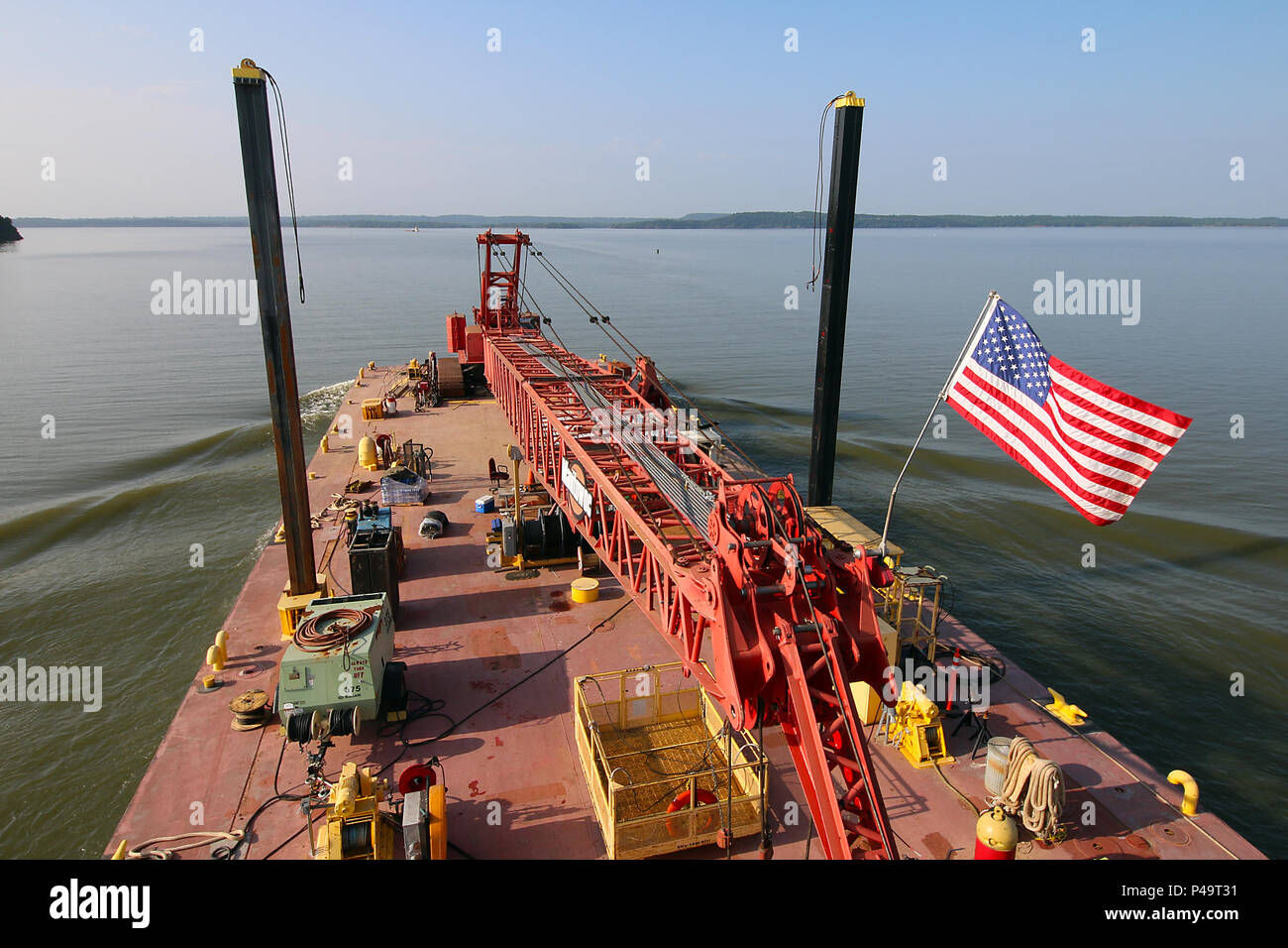 Il distretto di Tulsa U.S. Esercito di ingegneri di manutenzione di navigazione nave, il sig. Pat, viaggia su Robert S. Kerr lago sulla McClellan-Kerr Arkansas River sistema di navigazione per eseguire la manutenzione in blocco e Dam 15, vicino Sallisaw, Oklahoma, 15 giugno 2016. Il sig. Pat è stata battezzata e messo in servizio presso il distretto il 28 giugno 1996, e per gli ultimi venti anni è stato strumentale nella facilitazione del mantenimento lungo il distretto di Tulsa la porzione del MKARNS. (U.S. Esercito di ingegneri foto di Preston Chasteen/rilasciato) Foto Stock