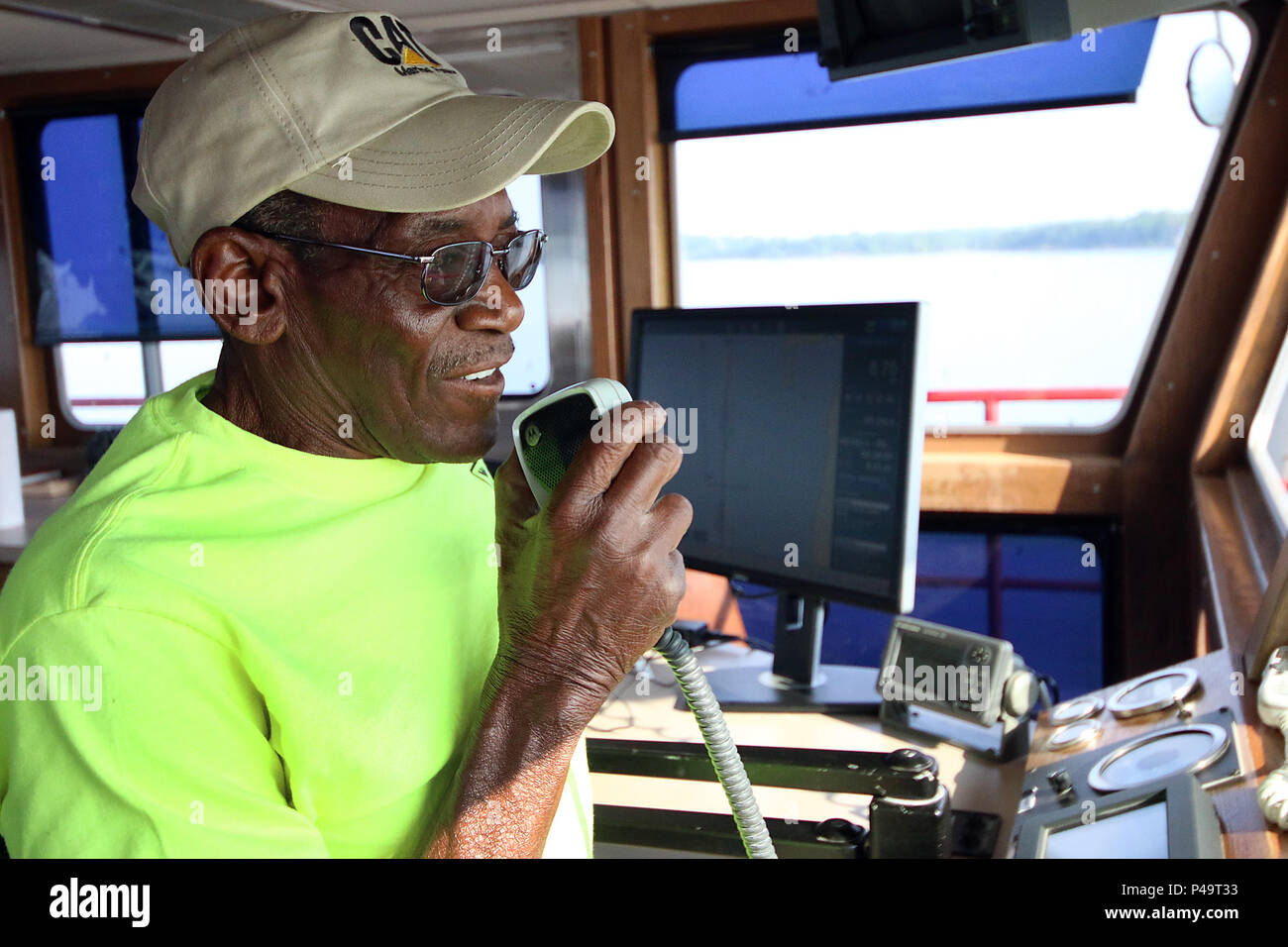 Captian Kelly Youngblood, parla di una serratura & dam operatore come il distretto di Tulsa U.S. Esercito di ingegneri di manutenzione di navigazione nave, il sig. Pat, viaggia su Robert S. Kerr lago sulla McClellan-Kerr Arkansas River sistema di navigazione per eseguire la manutenzione in blocco e Dam 15, vicino Sallisaw, Oklahoma, 15 giugno 2016. Il sig. Pat è stata battezzata e messo in servizio presso il distretto il 28 giugno 1996, e per più di venti anni è stato strumentale nella facilitazione del mantenimento lungo il distretto di Tulsa la porzione del MKARNS. (U.S. Esercito di ingegneri foto di Preston Chasteen/rilasciato) Foto Stock