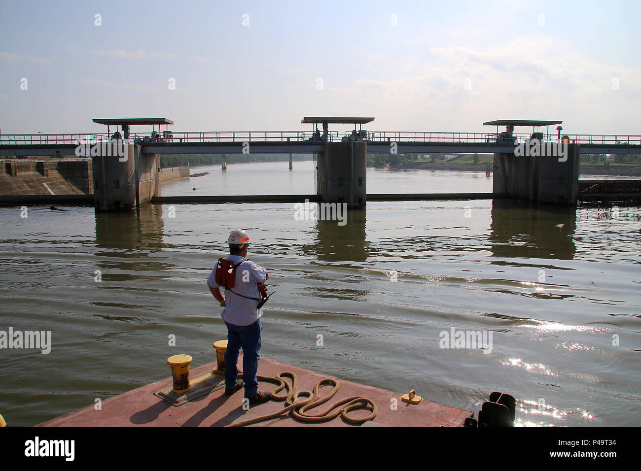 Il distretto di Tulsa U.S. Esercito di ingegneri di manutenzione di navigazione nave, il sig. Pat, approcci Lock & Dam 15 a Robert S. Kerr lago sulla McClellan-Kerr Arkansas River sistema di navigazione per eseguire la manutenzione in blocco e Dam 15, vicino Sallisaw, Oklahoma, 15 giugno 2016. Il sig. Pat è stata battezzata e messo in servizio presso il distretto il 28 giugno 1996, e per gli ultimi venti anni è stato strumentale nella facilitazione del mantenimento lungo il distretto di Tulsa la porzione del MKARNS. (U.S. Esercito di ingegneri foto di Preston Chasteen/rilasciato) Foto Stock