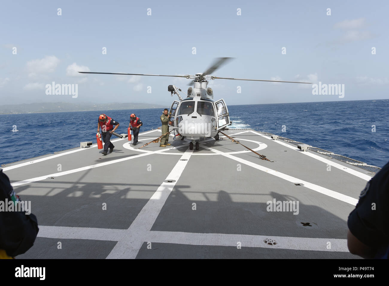 160625-N-FE BRACCIO728-151 Guanajuato (PO-153) Armada de México, Mar dei Caraibi (25 giugno 2016), il braccio Guanajuato elicottero si prepara per il decollo per condurre la ricerca, rilevare e vietato esercitare la porzione della fase II del Tradewinds 2016, svoltosi in giugno 20-28 in Giamaica. (U.S. Foto di comunicazione di massa Specialist 1a classe Todd Stafford) Foto Stock