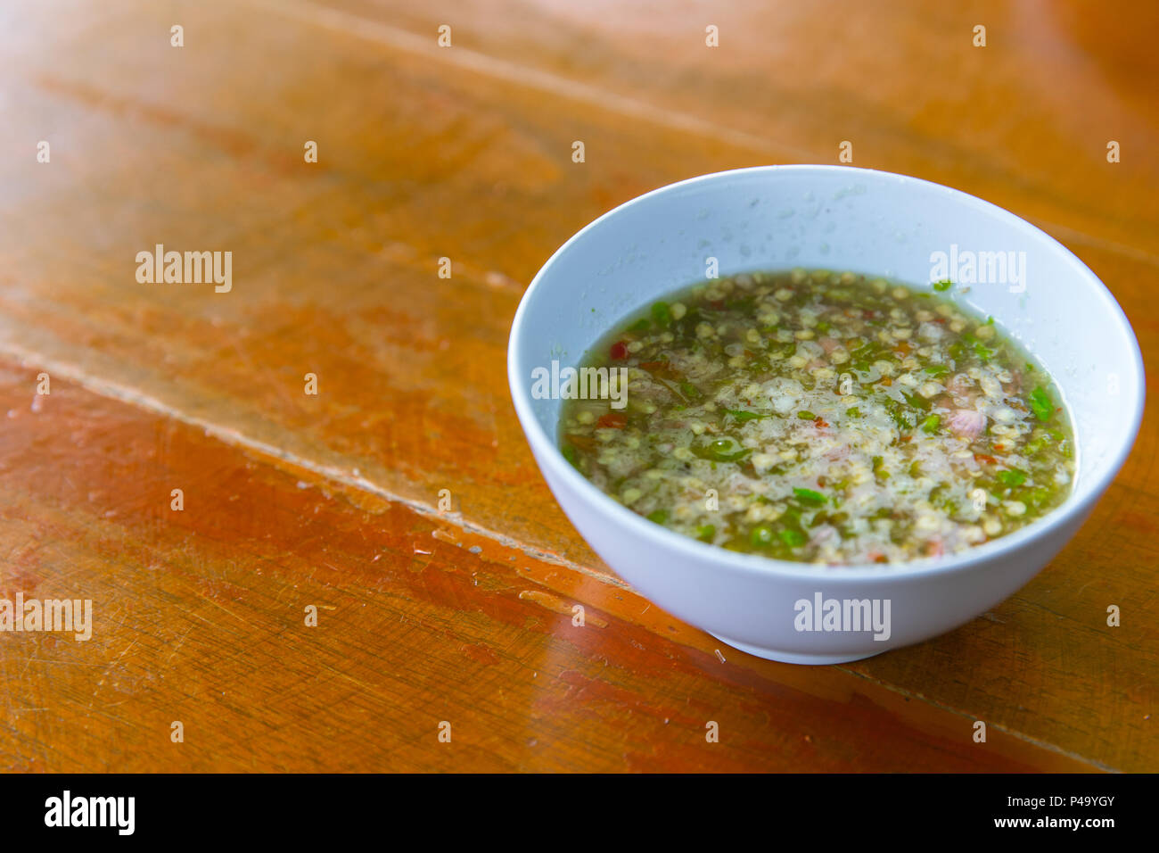 Stile Thailandese di peperoncino salsa piccante dipping sulla tavola di legno, specialità di pesce e frutti di mare per immersione a caldo. Foto Stock