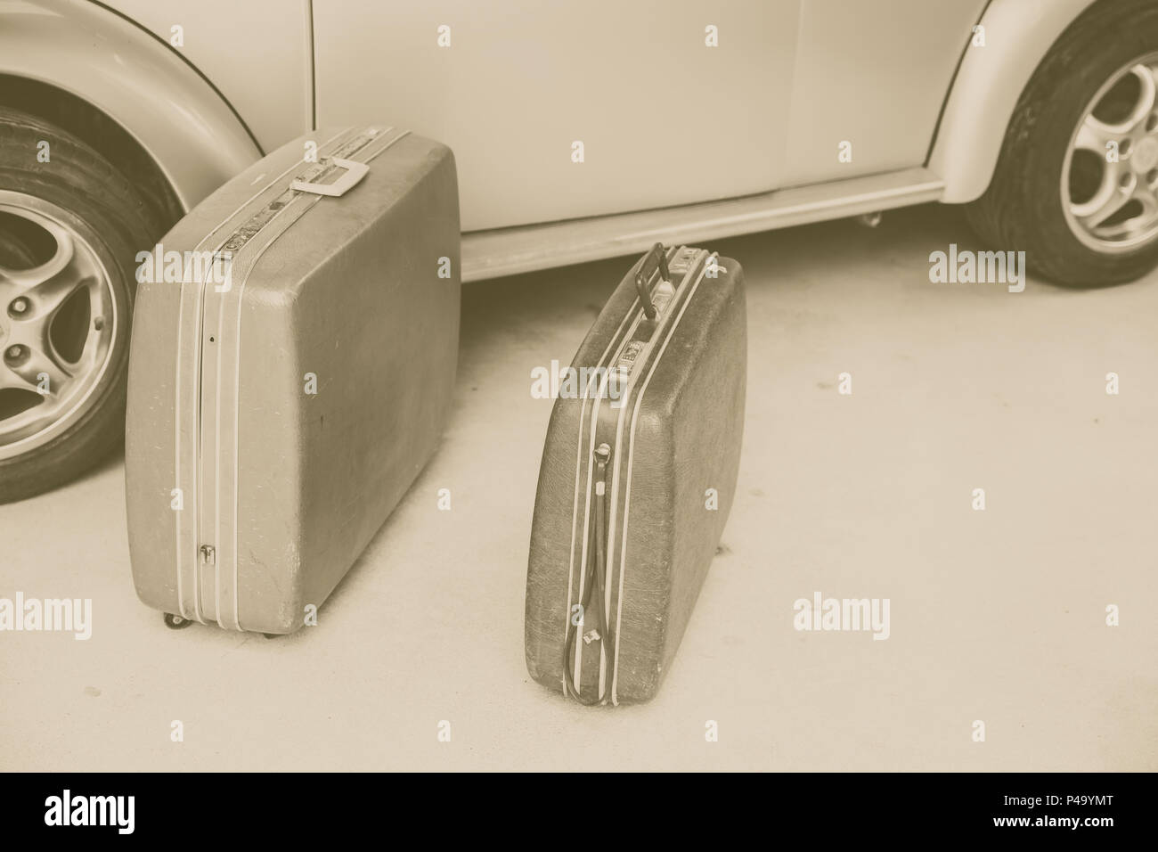 Retrò i viaggi di vacanza in tutto il mondo concetto, vecchio di bagagli o di preparare i bagagli per touring con spazio per il testo. Foto Stock