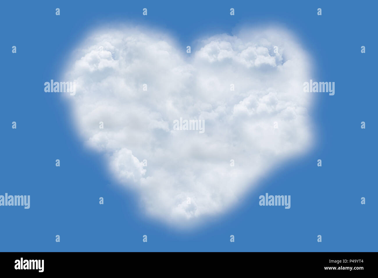 Cuore Cloud. Icona a forma di cuore realizzato dalla nuvola bianca. amore sky concept. Foto Stock