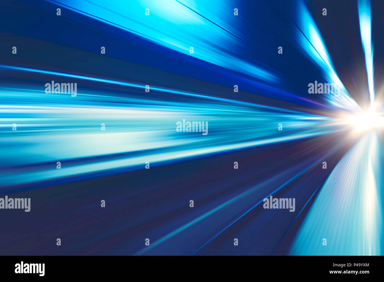 Elevata velocità del business e della tecnologia concetto, accelerazione super veloce speedy sfocatura del movimento della stazione ferroviaria per il design dello sfondo. Foto Stock