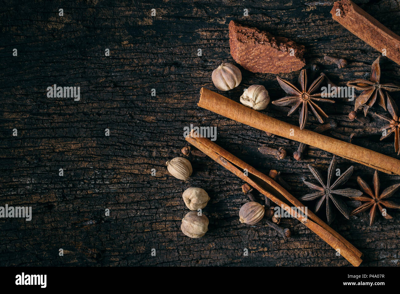 Erba essiccata insieme di raccolta. mix di impianto a secco a base di erbe di sementi per la natura di medicina alternativa. Foto Stock