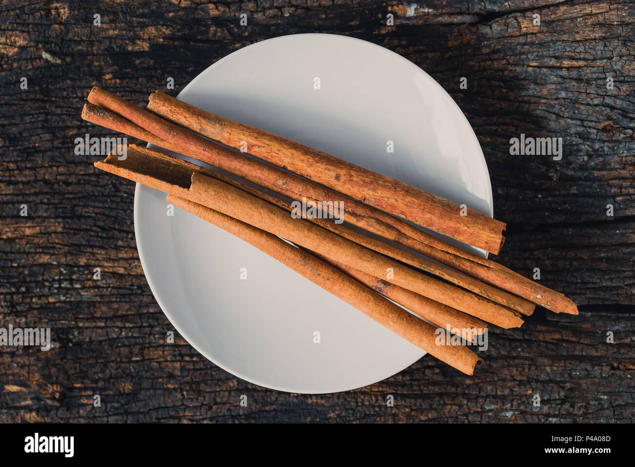 Bastoncino di cannella vista dall'alto su uno sfondo di legno. Foto Stock