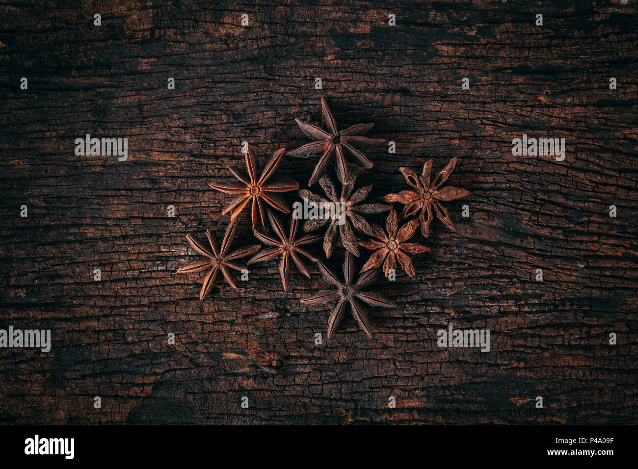 Anice stelle su uno sfondo di legno. Foto Stock