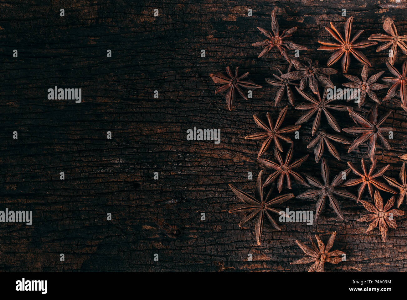 Anice stelle su uno sfondo di legno. Foto Stock