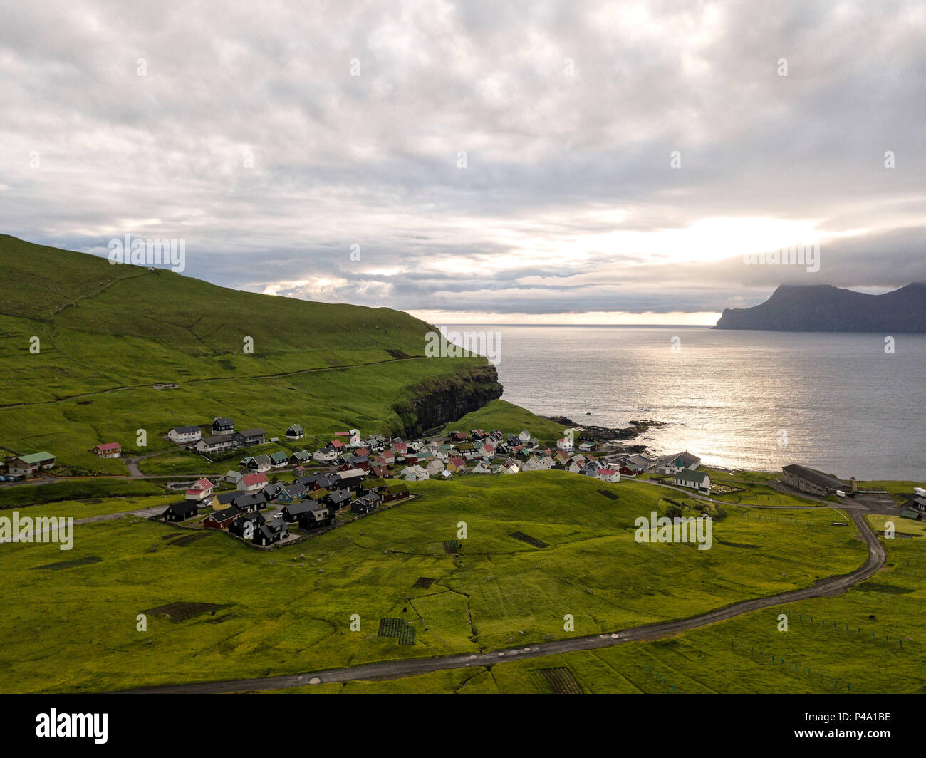 Nuvole sul del villaggio di Gjogv, Eysturoy isola, isole Faerøer Foto Stock