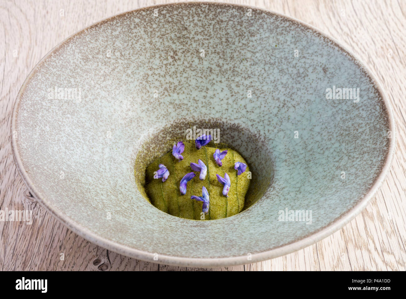 Ippoglosso salata con il cetriolo e pino sul piatto da portata, Koks Ristorante, Kirkjubour, Streymoy isola, isole Faerøer Foto Stock
