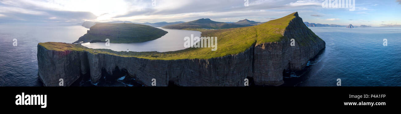 Panoramica di scogliere e lago Sorvagsvatn, funzionario ministeriale isola, isole Faerøer Foto Stock