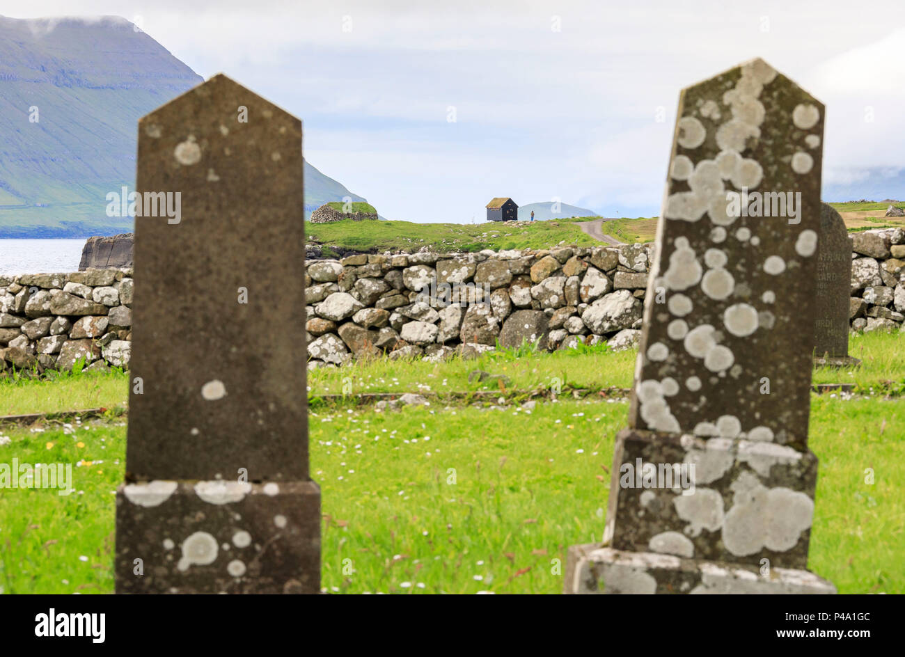 Lapidi del Cimitero antico, Kirkjubour, Streymoy isola, isole Faerøer, Danimarca Foto Stock