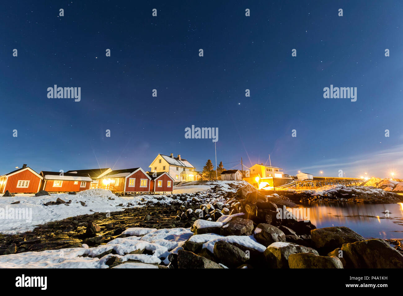 Il piccolo villaggio di pescatori di Hamnoy in inverno di notte, Moskenes, Nordland county, isole Lofoten in Norvegia, europa Foto Stock