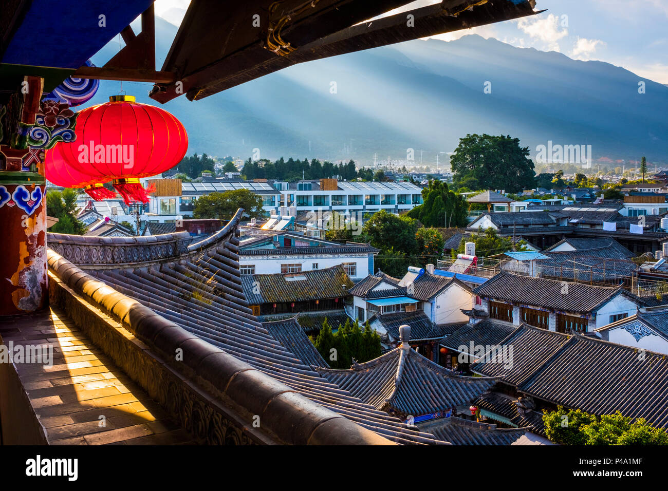 Vista superiore del cinese tradizionale di tetti di tegole di Dali, nella provincia dello Yunnan in Cina, Asia, Asia, Asia orientale, Estremo Oriente Foto Stock