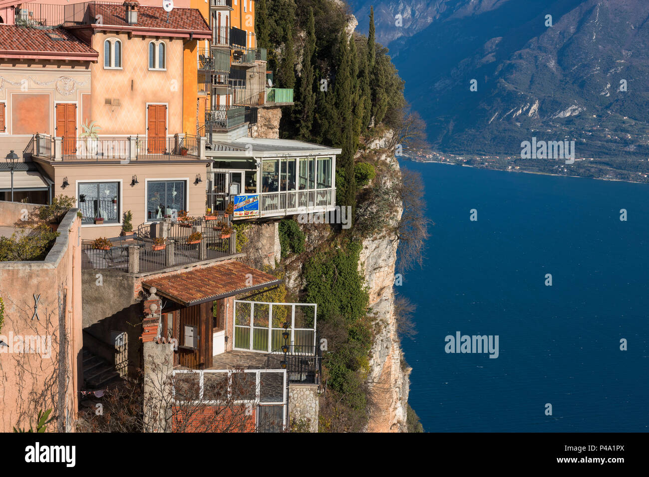 Pieve villaggio sul lago di Garda in Europa, Lombardia, Brescia, Pieve, Tremosine Foto Stock