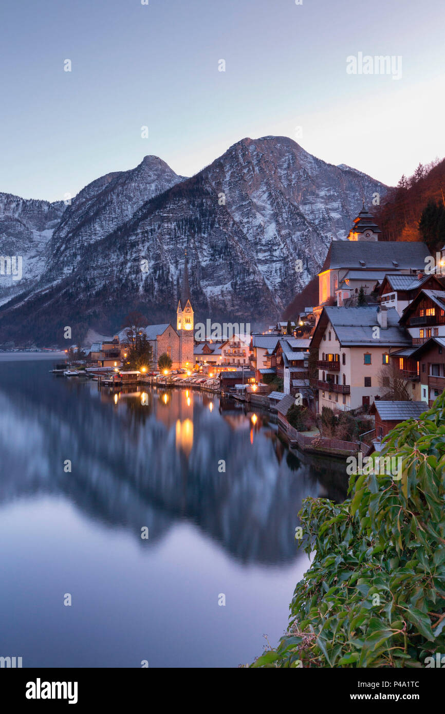 Il villaggio austriaco di Hallstatt e il lago, Austria superiore, Austria Foto Stock