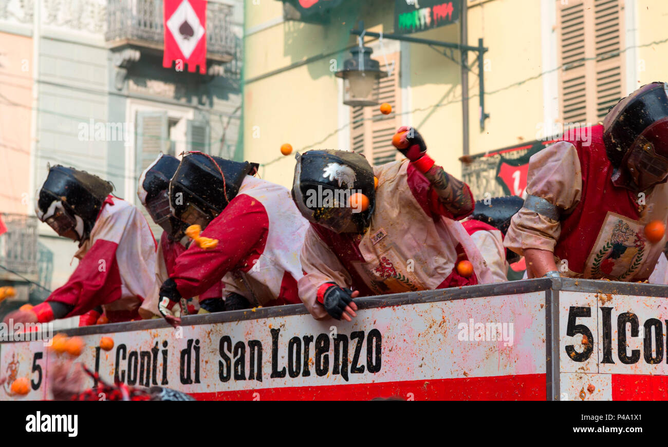 La battaglia delle arance al Carnevale di Ivrea, Piemonte, Italia Foto Stock