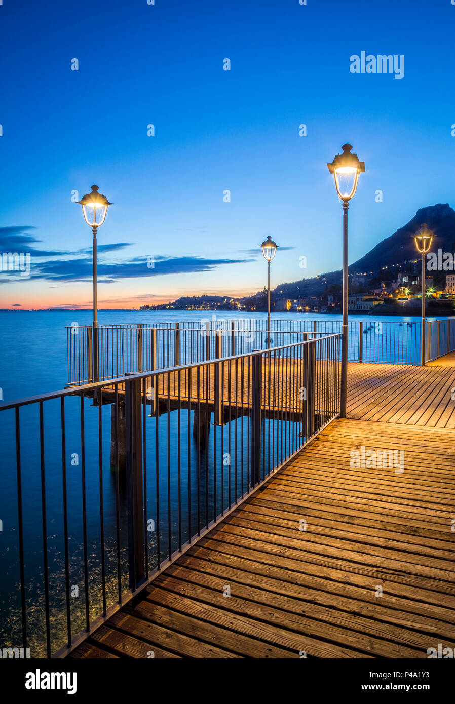 Gargnano il molo del villaggio sul lago di Garda, provincia di Brescia, Lombardia, Italia Foto Stock