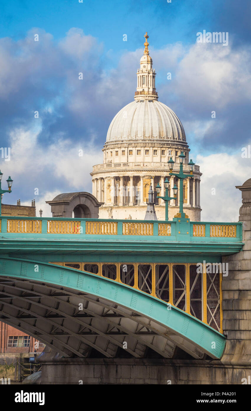 Il San Paolo e Cattedrale di Southwark Bridge. La città di Londra, London, Regno Unito Foto Stock