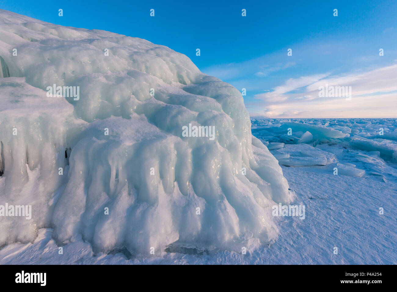 La roccia coperta da ghiaccio, lago Bajkal, Regione di Irkutsk, Siberia, Russia Foto Stock
